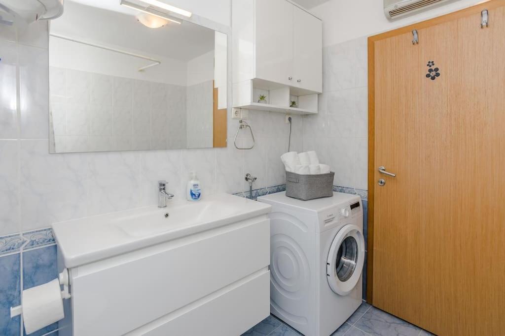 Apartment Roko - Up To 4 People With Free Parking Задар Екстер'єр фото