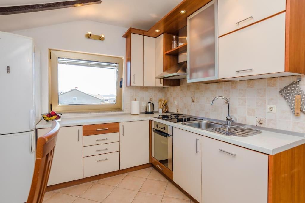 Apartment Roko - Up To 4 People With Free Parking Задар Екстер'єр фото